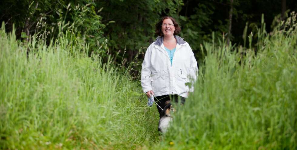 SPREKE TURKAMERATER: Hilde og hunden Maki er ute i skogen hver eneste dag. Da dette bildet ble tatt i juni 2013, hadde Hilde gått ned 10 kilo med Vektkonsulentene. SPREKE TURKAMERATER: Hilde og hunden Maki er ute i skogen hver eneste dag. Da dette bildet ble tatt i juni 2013, hadde Hilde gått ned 10 kilo med Vektkonsulentene.