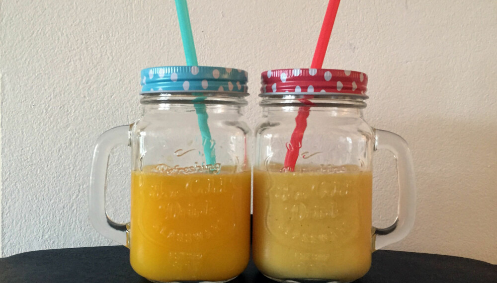 JUICE ELLER SMOOTHIE: Glasset til venstre inneholder ferskpresset appelsinjuice med knuste isbiter. Glasset til høyre inneholder fersk smoothie basert på mango, ananas, banan, fersk appelsinjuice og ingefær. Begge deler smaker supergodt, men det viktige fiberinnholdet fra frukten har forsvunnet i det ene glasset. JUICE ELLER SMOOTHIE: Glasset til venstre inneholder ferskpresset appelsinjuice med knuste isbiter. Glasset til høyre inneholder fersk smoothie basert på mango, ananas, banan, fersk appelsinjuice og ingefær. Begge deler smaker supergodt, men det viktige fiberinnholdet fra frukten har forsvunnet i det ene glasset.