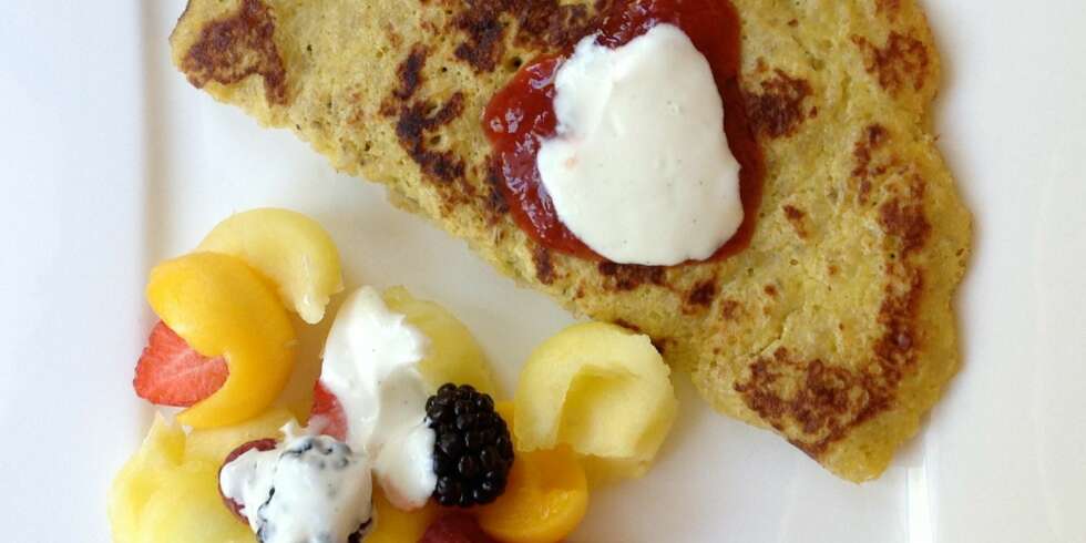 SUNT OG GODT: Havrepannekaker med frukt og vaniljekesam. SUNT OG GODT: Havrepannekaker med frukt og vaniljekesam.