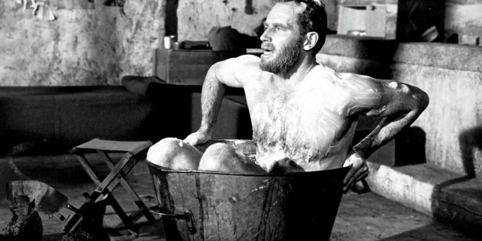TRANGT: Skuespiller Charlton Heston fra en film fra 1961. I historien har det versert mange merkelige myter om kroppsvask. Noen trodde til og med man kunne bli syk, eller dø av å vaske seg. TRANGT: Skuespiller Charlton Heston fra en film fra 1961. I historien har det versert mange merkelige myter om kroppsvask. Noen trodde til og med man kunne bli syk, eller dø av å vaske seg.