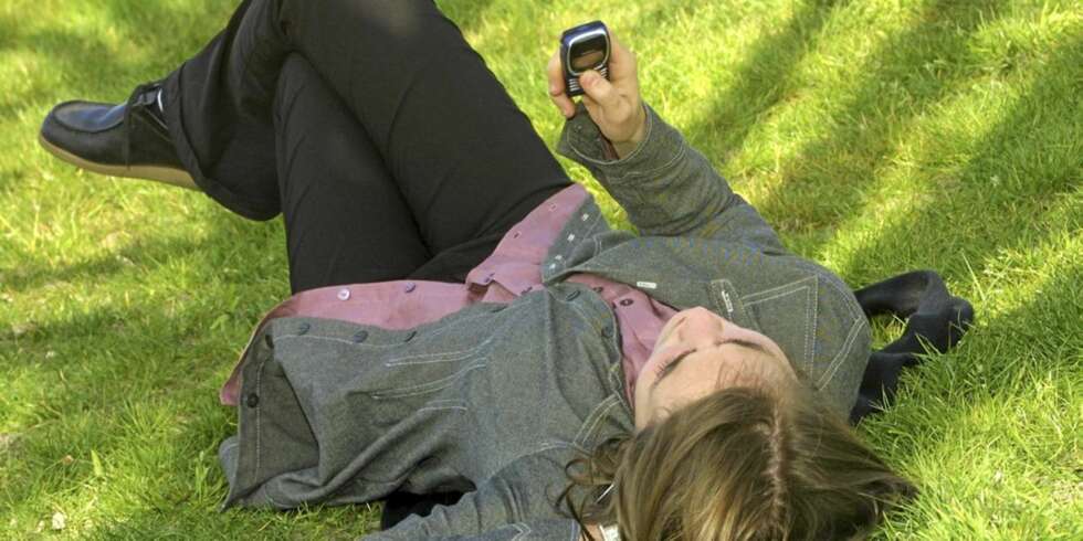 MOBILSURFING: Bruker du mobilen for å surfe på nettet eller laste ned e-post når du er i utlandet, kan mobilregningen raskt svulme opp. MOBILSURFING: Bruker du mobilen for å surfe på nettet eller laste ned e-post når du er i utlandet, kan mobilregningen raskt svulme opp.