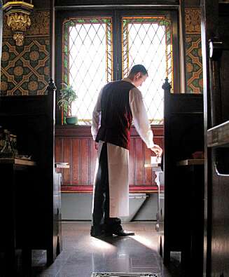 KÁRPÁTIA: Sakral stemning i denne gamle restauranten, innredet som en enda eldre kirke. KÁRPÁTIA: Sakral stemning i denne gamle restauranten, innredet som en enda eldre kirke.