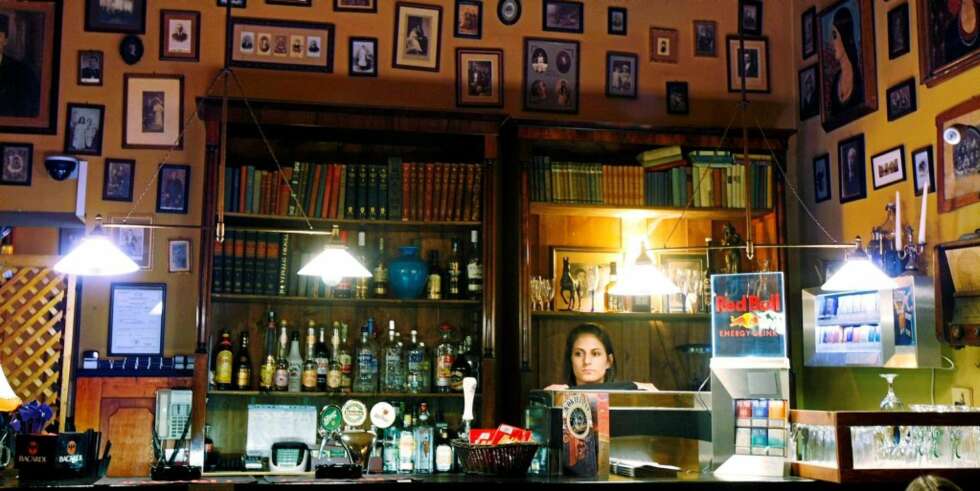 PARIS, TEXAS: En hjemmekoselig bar i utested-gaten Ráday Út, helt nord i bydelen Ferencváros, med tradisjoner både for toppfotball og røff arbeiderklasse. PARIS, TEXAS: En hjemmekoselig bar i utested-gaten Ráday Út, helt nord i bydelen Ferencváros, med tradisjoner både for toppfotball og røff arbeiderklasse.