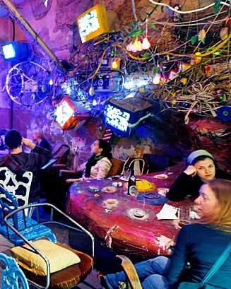 SZIMPLA KERT: Populær ruin-pub med ungt klientell, liveband nesten daglig og hyggelige priser i baren. SZIMPLA KERT: Populær ruin-pub med ungt klientell, liveband nesten daglig og hyggelige priser i baren.