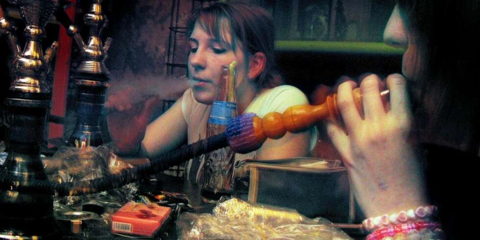 STAMGJESTER: ¿ Nei, vi får ingen rus av å røyke disse vannpipene, sier Ticiána og Orsolya, som er fast inventar på Szimpla Kert. STAMGJESTER: ¿ Nei, vi får ingen rus av å røyke disse vannpipene, sier Ticiána og Orsolya, som er fast inventar på Szimpla Kert.
