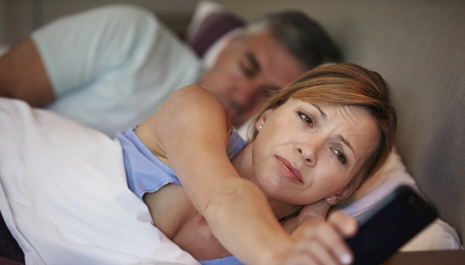 HVORDAN SOVNE FORT: Ikke velg mobiltelefonen som underholdning når du ikke får sove. Den gjør innsovningen enda vanskeligere. HVORDAN SOVNE FORT: Ikke velg mobiltelefonen som underholdning når du ikke får sove. Den gjør innsovningen enda vanskeligere.