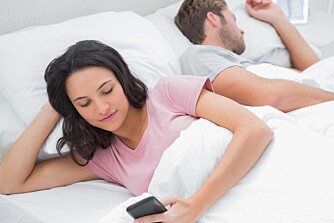 BLÅTT LYS: Noe av det verste du kan gjøre for nattesøvnen er å utsette deg for blått ledlys som kommer fra TV, data, nettbrett og smarttelefoner. Dette nedsetter utskillelsen av søvnhormonet melatonin og fører dermed til lenger innsovningstid. FOTO: Thinkstock BLÅTT LYS: Noe av det verste du kan gjøre for nattesøvnen er å utsette deg for blått ledlys som kommer fra TV, data, nettbrett og smarttelefoner. Dette nedsetter utskillelsen av søvnhormonet melatonin og fører dermed til lenger innsovningstid. FOTO: Thinkstock
