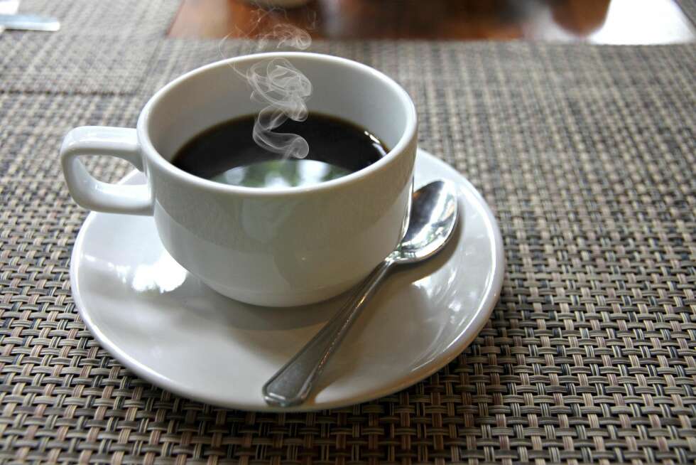 KAFFE: Koffein har en halveringstid på seks til åtte timer. Det vil si at hvis du drikker en kopp kaffe klokken 21.00 på kvelden som inneholder omtrent 100 gram koffein, vil den oppkvikkende effekten først være halvert klokken 03.00 på natten. FOTO: Thinkstock KAFFE: Koffein har en halveringstid på seks til åtte timer. Det vil si at hvis du drikker en kopp kaffe klokken 21.00 på kvelden som inneholder omtrent 100 gram koffein, vil den oppkvikkende effekten først være halvert klokken 03.00 på natten. FOTO: Thinkstock