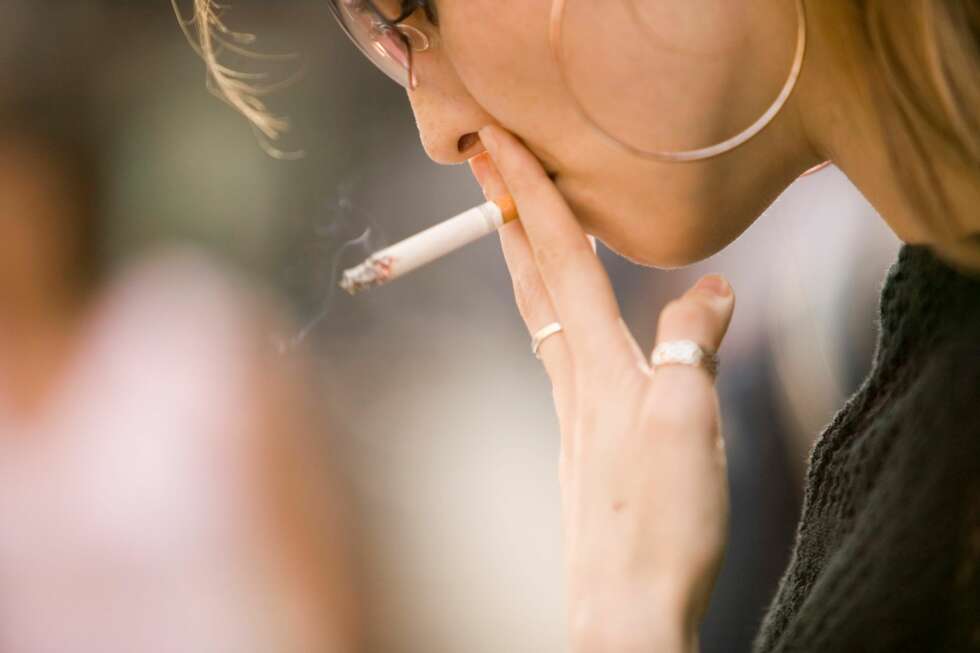NIKOTIN: Røyk og snus tett mot sengetid kan hemme innsovningen fordi det virker aktiverende på kroppen. FOTO: Thinkstock NIKOTIN: Røyk og snus tett mot sengetid kan hemme innsovningen fordi det virker aktiverende på kroppen. FOTO: Thinkstock