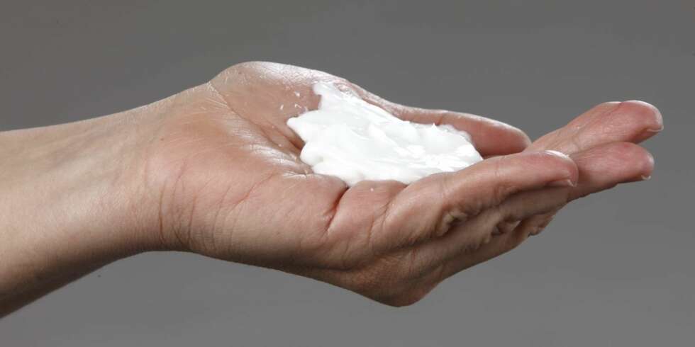 EN NEVE: En neve per kropp, dette er mengden solkrem en normal, voksen kropp trenger for å være godt smurt. EN NEVE: En neve per kropp, dette er mengden solkrem en normal, voksen kropp trenger for å være godt smurt.
