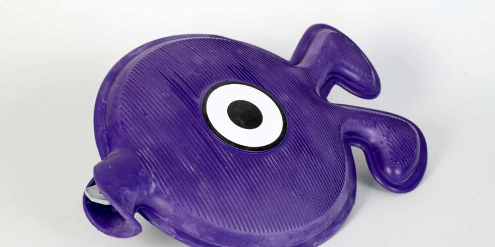 Varmeflaske formet som en lilla fisk, kr 310, fra Ha det på badet. Varmeflaske formet som en lilla fisk, kr 310, fra Ha det på badet.