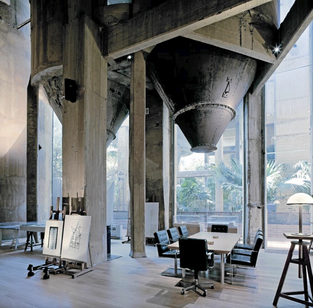 DRAMATISK: Her, inne i det som var en gammel silo, ligger nå deler av arkitektens hjemmekontor. DRAMATISK: Her, inne i det som var en gammel silo, ligger nå deler av arkitektens hjemmekontor.