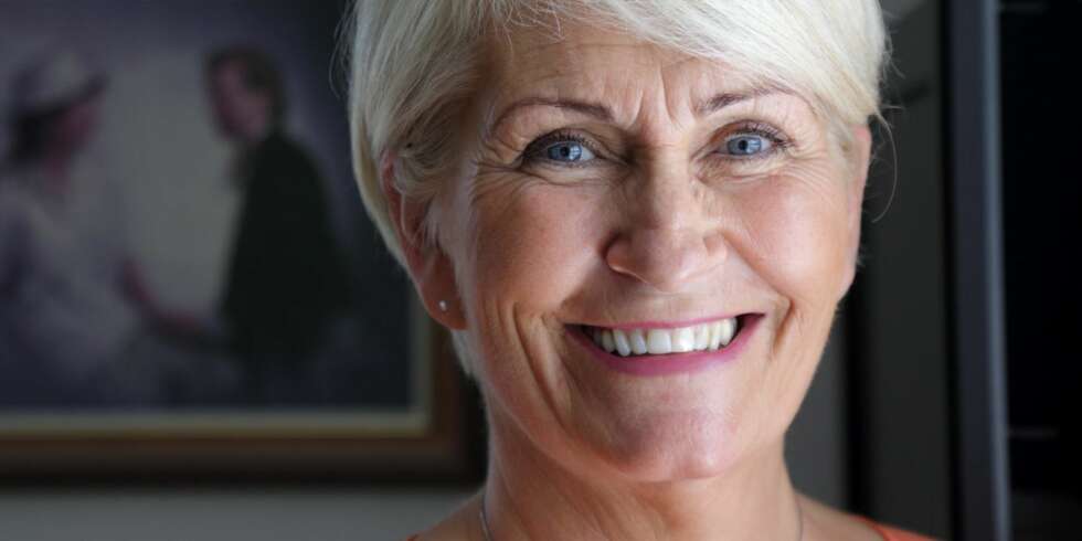 SYK: - Jeg mistet meg selv totalt da jeg ble syk. Treningen har gitt meg livsgleden tilbake, sier Emmy Aanerud (56) til Norsk Ukeblad. SYK: - Jeg mistet meg selv totalt da jeg ble syk. Treningen har gitt meg livsgleden tilbake, sier Emmy Aanerud (56) til Norsk Ukeblad.