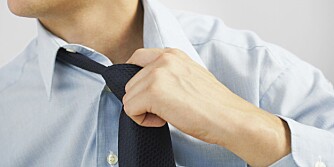 NERVØS: Virker han nervøs av å være rundt deg, er han interessert og opptatt av å ikke dumme seg ut. Dette er også et sikkert tegn på at han liker deg. ILLUSTRASJONSFOTO: Colourbox NERVØS: Virker han nervøs av å være rundt deg, er han interessert og opptatt av å ikke dumme seg ut. Dette er også et sikkert tegn på at han liker deg. ILLUSTRASJONSFOTO: Colourbox