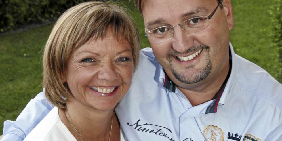 SJELEVENNER: Litt baksnakking ble det da Trine Dehli Cleve (50) og 12 år yngre Thomas Cleve ble kjærester for 16 år siden. SJELEVENNER: Litt baksnakking ble det da Trine Dehli Cleve (50) og 12 år yngre Thomas Cleve ble kjærester for 16 år siden.