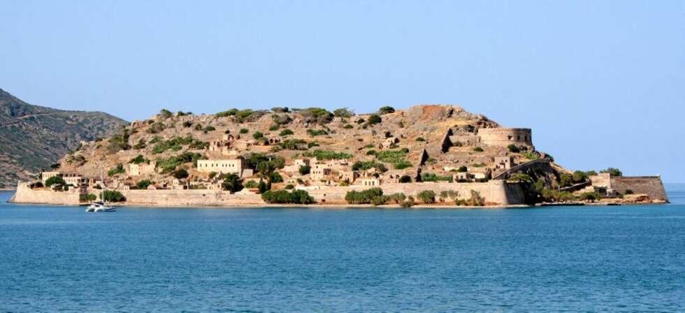 DE SPEDALSKES ØY: For ikke mer enn 50 år siden var Spinalonga bosatt av spedalske mennesker. I dag er øya en populær turistattraksjon. DE SPEDALSKES ØY: For ikke mer enn 50 år siden var Spinalonga bosatt av spedalske mennesker. I dag er øya en populær turistattraksjon.