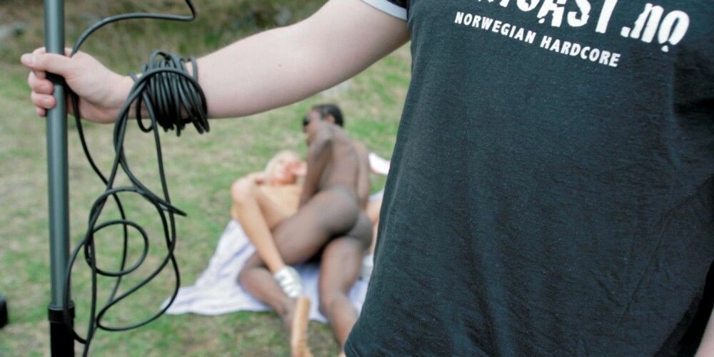 SOKKENE PÅ: Egil fryser og vil ha sokkene på, men det får han ikke lov til. SOKKENE PÅ: Egil fryser og vil ha sokkene på, men det får han ikke lov til.
