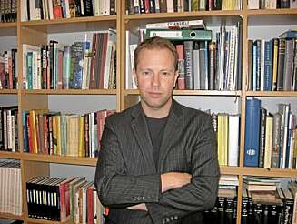 KAN TRIKSENE: Førstamanuensis i psykologi ved NTNU, Øyvind Eikrem, sier at de som snakker raskere, ser deg rett i øynene og blir oppfattet som vakre, kan være flinkere til å overtale enn andre. KAN TRIKSENE: Førstamanuensis i psykologi ved NTNU, Øyvind Eikrem, sier at de som snakker raskere, ser deg rett i øynene og blir oppfattet som vakre, kan være flinkere til å overtale enn andre.