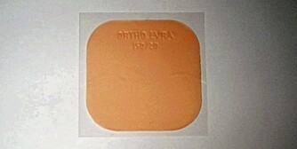 P-PLASTER: Hormonene blir tatt opp direkte i blodet gjennom huden. Plasteret sitter på i en uke. På bildet: OrthoEvra p-plaster. P-PLASTER: Hormonene blir tatt opp direkte i blodet gjennom huden. Plasteret sitter på i en uke. På bildet: OrthoEvra p-plaster.