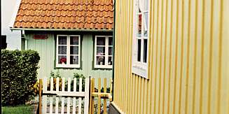 SJEKK NABOHUSET: Velg farge med lignende lys/mørk-kontrast, ton-i-ton-farger eller nyanselike farger. SJEKK NABOHUSET: Velg farge med lignende lys/mørk-kontrast, ton-i-ton-farger eller nyanselike farger.