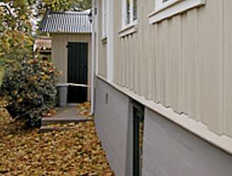 GRUNNMUREN:En mørk grunnmur gir huset god bakkekontakt. GRUNNMUREN:En mørk grunnmur gir huset god bakkekontakt.
