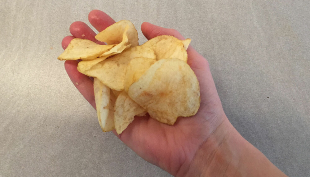 300 KALORIER: Det skal ikke mer til enn en slik mengde med chips for å få i deg 300 kalorier. 300 KALORIER: Det skal ikke mer til enn en slik mengde med chips for å få i deg 300 kalorier.