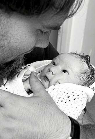 KONTAKT: Pappa og lillesøster har god tid til å bli kjent før de kan gå inn til mamma. KONTAKT: Pappa og lillesøster har god tid til å bli kjent før de kan gå inn til mamma.