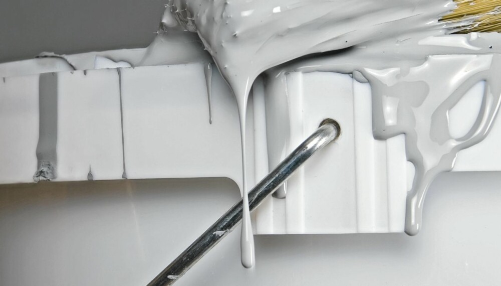 UNNGÅ MALINGSSØL: Du kan unngå å få en grisete malingbøtte ved å kle den inn med aluminiumsfolie før bruk. UNNGÅ MALINGSSØL: Du kan unngå å få en grisete malingbøtte ved å kle den inn med aluminiumsfolie før bruk.