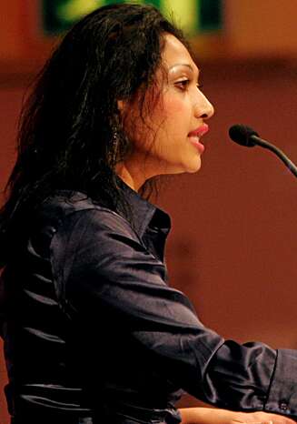 TREKKER SEG: Saera Khan har ringt teletorg-tjenester for tusenvis av kroner. Nå har hun trukket seg. TREKKER SEG: Saera Khan har ringt teletorg-tjenester for tusenvis av kroner. Nå har hun trukket seg.
