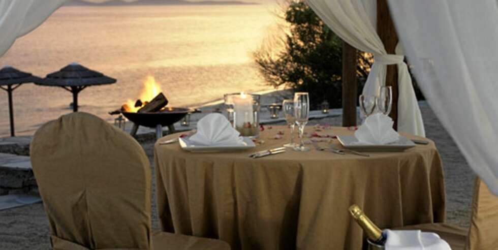 ROMANTISK MIDDAG: I slike omgivelser, på Mykonos Grand Hotell & Resort, kan man trolig spise sitt livs mest romantiske måltid. ROMANTISK MIDDAG: I slike omgivelser, på Mykonos Grand Hotell & Resort, kan man trolig spise sitt livs mest romantiske måltid.