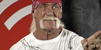 HULKEN: Hulk Hogan, eller Terry Gene Bollea som han egentlig heter, er 56 år gammel. Snart må han kanskje ta ibuprofen for å holde de enorme musklene ved like. HULKEN: Hulk Hogan, eller Terry Gene Bollea som han egentlig heter, er 56 år gammel. Snart må han kanskje ta ibuprofen for å holde de enorme musklene ved like.