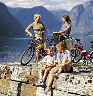 SOMMER: Med sykkel som fremkomstmiddel tar du deg frem til de mest avsidesliggende, små perler. Som denne moloen i Aurland. SOMMER: Med sykkel som fremkomstmiddel tar du deg frem til de mest avsidesliggende, små perler. Som denne moloen i Aurland.
