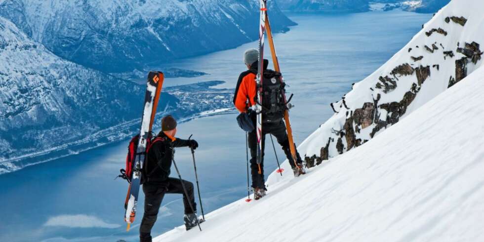 OVER ÅNDALSNES: Trond Dahle og Halvor Hagen på Snortungen, med Åndalsnes bak. OVER ÅNDALSNES: Trond Dahle og Halvor Hagen på Snortungen, med Åndalsnes bak.