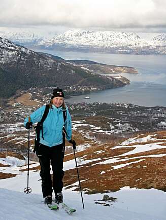 OPPSTIGNINGEN FRA LYNGSEIDET: Det var mange bare rabber nederst mot bygda, men nok snø til å gå på ski. Og utsikten ble bedre jo høyere vi kom. OPPSTIGNINGEN FRA LYNGSEIDET: Det var mange bare rabber nederst mot bygda, men nok snø til å gå på ski. Og utsikten ble bedre jo høyere vi kom.