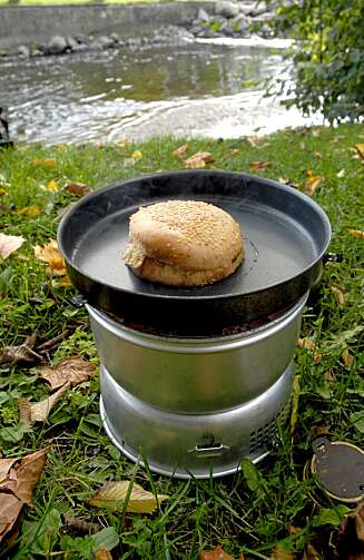 DUGER IKKE PÅ TUR: Hermetisk cheeseburger er en god tanke, men holder ikke som mat. DUGER IKKE PÅ TUR: Hermetisk cheeseburger er en god tanke, men holder ikke som mat.