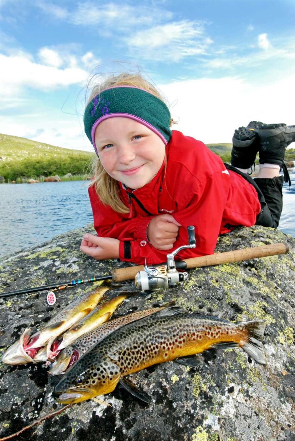 FRILUFTSJENTE: Til tross for dårlig vær og magesjau vil Lise gjerne på tur neste år også. Og noen ganger er det helt ålreit - særlig med så flott fangst. FRILUFTSJENTE: Til tross for dårlig vær og magesjau vil Lise gjerne på tur neste år også. Og noen ganger er det helt ålreit - særlig med så flott fangst.