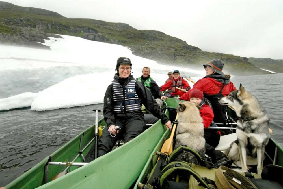 KLAR TIL START: Valborg og Reidar Sandal, Elna og Lise Skåtan samt Yngvild og Peter Hermansen er klar til å starte padleturen i vinterlige omgivelser i Holmavatn i Røldal. KLAR TIL START: Valborg og Reidar Sandal, Elna og Lise Skåtan samt Yngvild og Peter Hermansen er klar til å starte padleturen i vinterlige omgivelser i Holmavatn i Røldal.