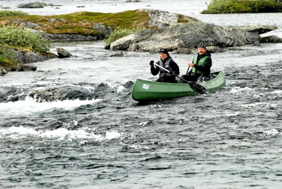 I ELVA ut fra Kvennsjøen er vannføringen passe for elvepadling, for den som kan og tør. I ELVA ut fra Kvennsjøen er vannføringen passe for elvepadling, for den som kan og tør.