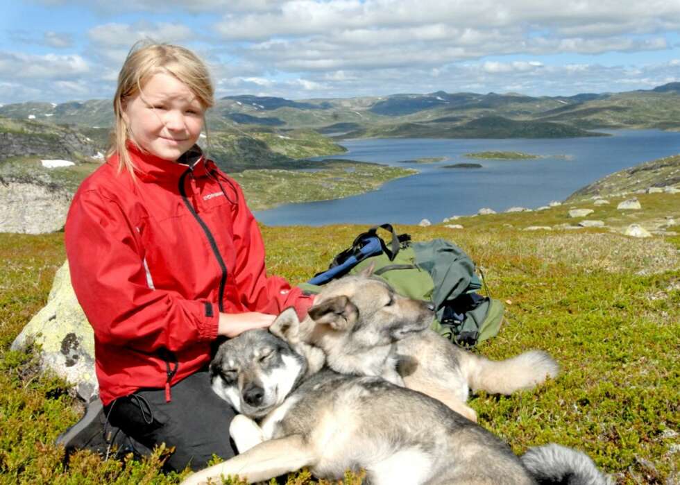 UT PÅ TUR, ALDRI SUR: Elleveåringen Lise setter pris på å være ute på tur ei uke, og koser seg med hundene. UT PÅ TUR, ALDRI SUR: Elleveåringen Lise setter pris på å være ute på tur ei uke, og koser seg med hundene.
