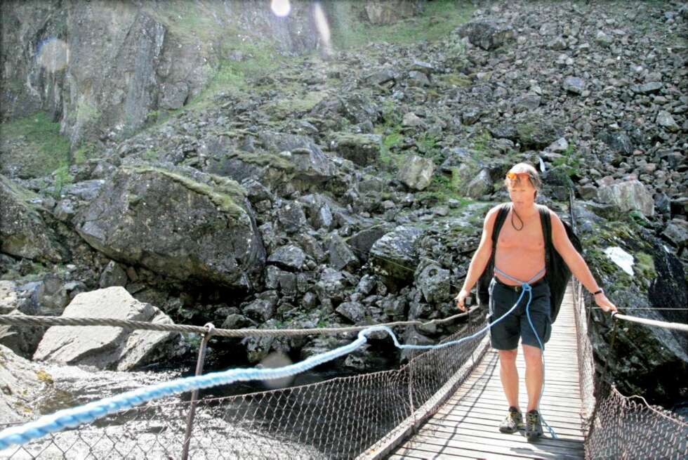 PÅ KANTEN: Det er helt på kanten det vi gjør her, krysser den rufsete hengebrua over de ville vannmassene på tross av skilt med advarsel om at den langt fra er sikker. Vi hadde ikke gjort det uten at vi var godt sikret i solid tau. PÅ KANTEN: Det er helt på kanten det vi gjør her, krysser den rufsete hengebrua over de ville vannmassene på tross av skilt med advarsel om at den langt fra er sikker. Vi hadde ikke gjort det uten at vi var godt sikret i solid tau.