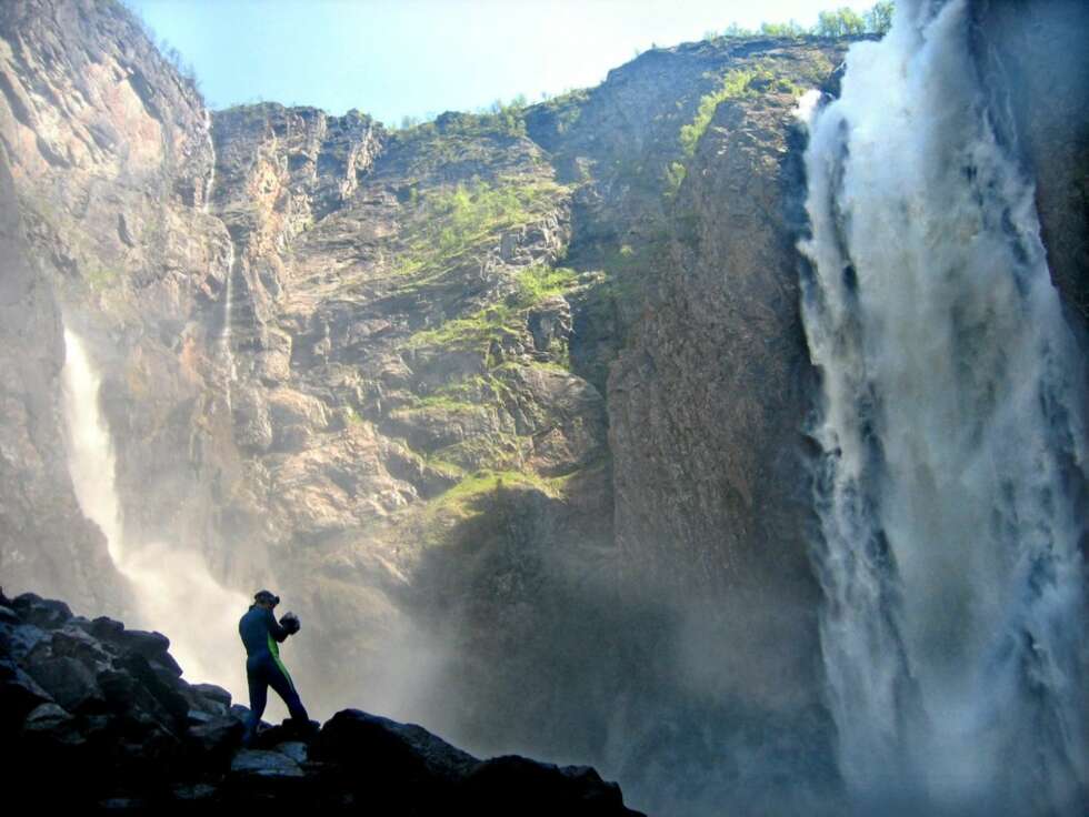 I STORMEN: V blir tatt på senga av det evigvarende uværet i bunnen av Vøringfossen. Det pisker vind og regn fra alle retninger samtidig. I STORMEN: V blir tatt på senga av det evigvarende uværet i bunnen av Vøringfossen. Det pisker vind og regn fra alle retninger samtidig.