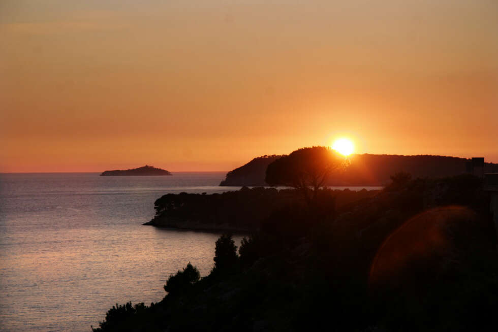 SOLNEDGANG: Det er vakkert når solen går ned over grotteøyene i Adriaterhavet. SOLNEDGANG: Det er vakkert når solen går ned over grotteøyene i Adriaterhavet.
