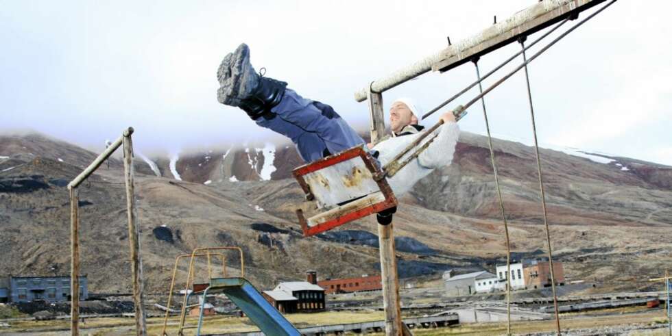 LEKER RUSSER: Thomas prøbver huskene i Pyramiden. LEKER RUSSER: Thomas prøbver huskene i Pyramiden.