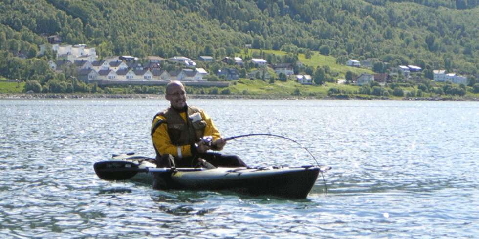 TØFF FIGHT: Johan Svenson kjører kveite som er dobbelt så tung som ""fiskebåten"". TØFF FIGHT: Johan Svenson kjører kveite som er dobbelt så tung som ""fiskebåten"".