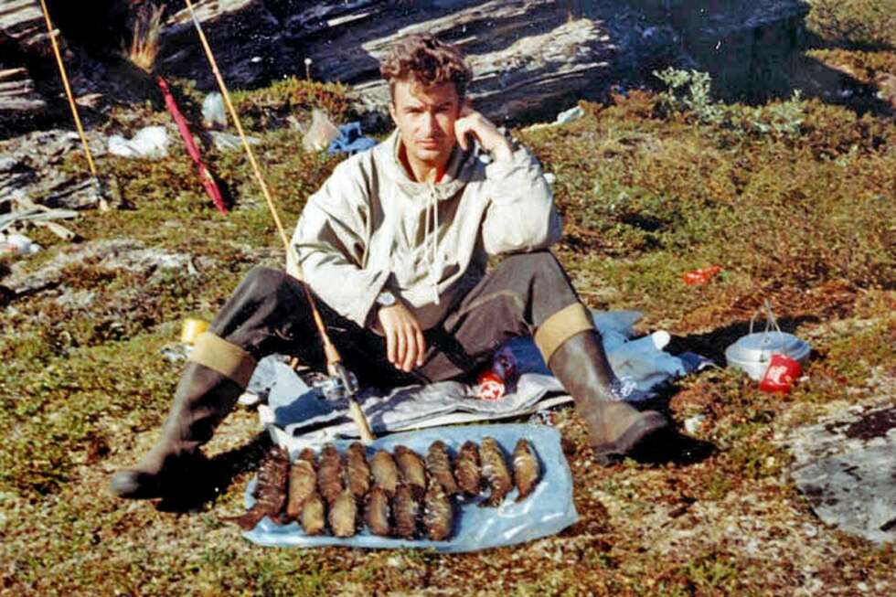 GODE, GAMLE DAGER: Cato med fin ørretfangst fra Grensetjønnan midt i 1960-årene. Til disse flotte fiskevannene hadde han kort vei fra den lille hytta han satte seg opp som 17-åring i villmarka øst for Balvatnet. (Privat foto) GODE, GAMLE DAGER: Cato med fin ørretfangst fra Grensetjønnan midt i 1960-årene. Til disse flotte fiskevannene hadde han kort vei fra den lille hytta han satte seg opp som 17-åring i villmarka øst for Balvatnet. (Privat foto)