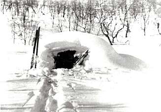 INGEN LUKSUS: Cato på påsketur i grensetraktene for 50 år siden, hvor et nedsnødd båtnaust fikk tjene som nattely. (Privat foto) INGEN LUKSUS: Cato på påsketur i grensetraktene for 50 år siden, hvor et nedsnødd båtnaust fikk tjene som nattely. (Privat foto)