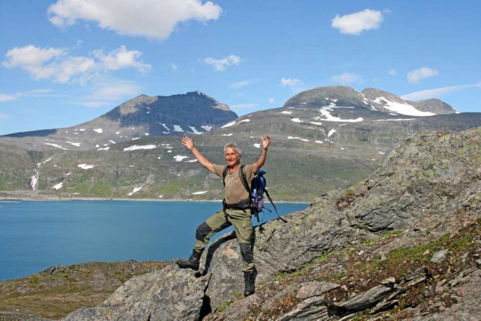DEILIG Å VÆRE HJEMME! Cato Hultmann håper å finne tilbake til sine stort sett utviskede barndomsstier nå som han har flyttet hjem til Sulitjelma. I bakgrunnen ser du Sulis-toppen til venstre (med Vardetoppen til v. 1715 moh. og Stortoppen til h. 1822 moh.). Fjellmassivet til høyre i bildet er Otertinden og Vagnatjåhkkå. DEILIG Å VÆRE HJEMME! Cato Hultmann håper å finne tilbake til sine stort sett utviskede barndomsstier nå som han har flyttet hjem til Sulitjelma. I bakgrunnen ser du Sulis-toppen til venstre (med Vardetoppen til v. 1715 moh. og Stortoppen til h. 1822 moh.). Fjellmassivet til høyre i bildet er Otertinden og Vagnatjåhkkå.