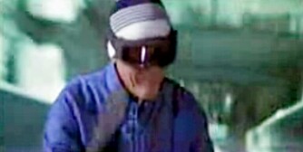 FOR YOUR EYES ONLY: Roger Moore imponerte som skikjører i blant annet en bobbane. Bak seg har han slemme menn med våpen og motorsykler. FOR YOUR EYES ONLY: Roger Moore imponerte som skikjører i blant annet en bobbane. Bak seg har han slemme menn med våpen og motorsykler.