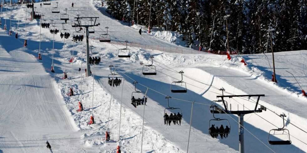 FLOTTE FORHOLD: Fulle skiheiser i Funklia i Kongsberg lørdag, der finværet hadde lokket mange ut i vintereventyret. FLOTTE FORHOLD: Fulle skiheiser i Funklia i Kongsberg lørdag, der finværet hadde lokket mange ut i vintereventyret.