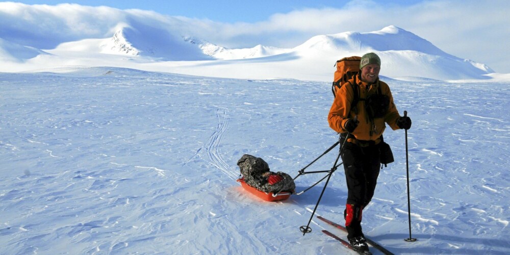 SKI OG PULK: Spektakulære Kvigting i bakgrunn, vår mann med ski og pulk i forgrunnen. SKI OG PULK: Spektakulære Kvigting i bakgrunn, vår mann med ski og pulk i forgrunnen.